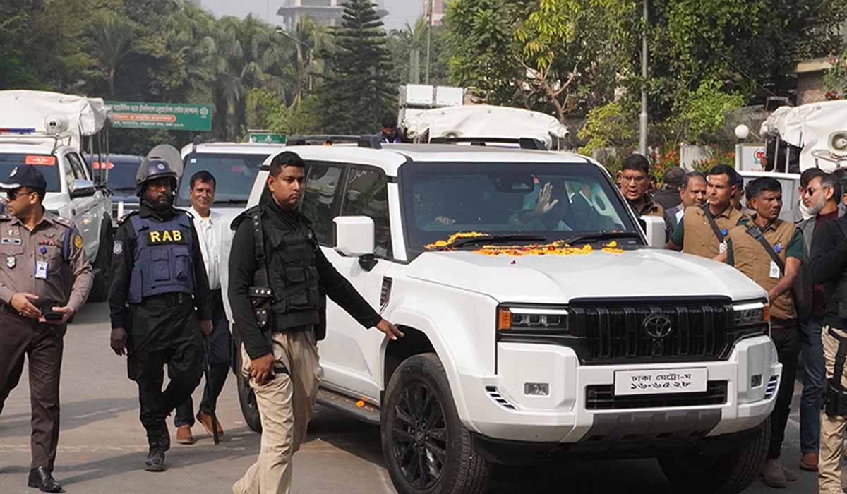 তারেক রহমানের চলন্ত গাড়িতে খাম লাগিয়ে বাইকারের পলায়ন | Times of Barisal
